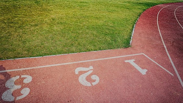 Quelles stratégies sont adoptées pour améliorer la coordination et l'agilité chez les joueurs de hockey?